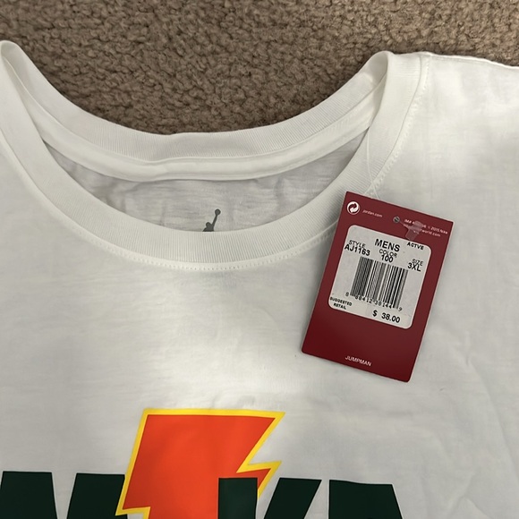 Nike White Graphic Men's T-Shirt - Picture 2 of 2